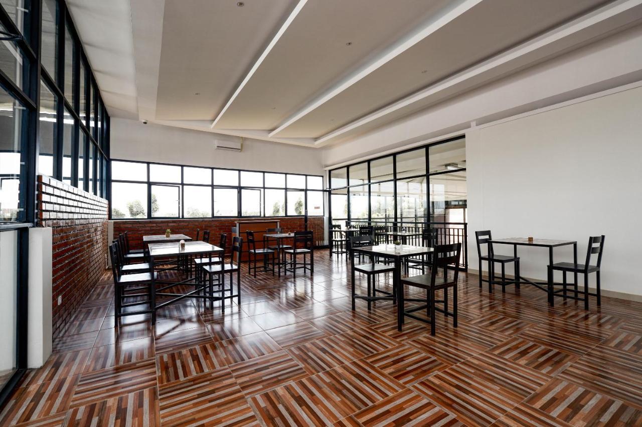 Oyo Flagship 2124 Kars Inn Семаранг Экстерьер фото